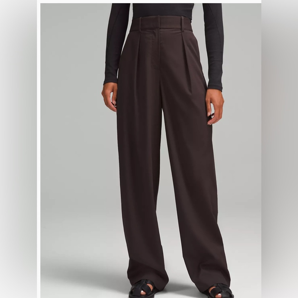 NWT Lululemon Pleat-Front High-Rise Trouser
Short - Espresso- Size 4